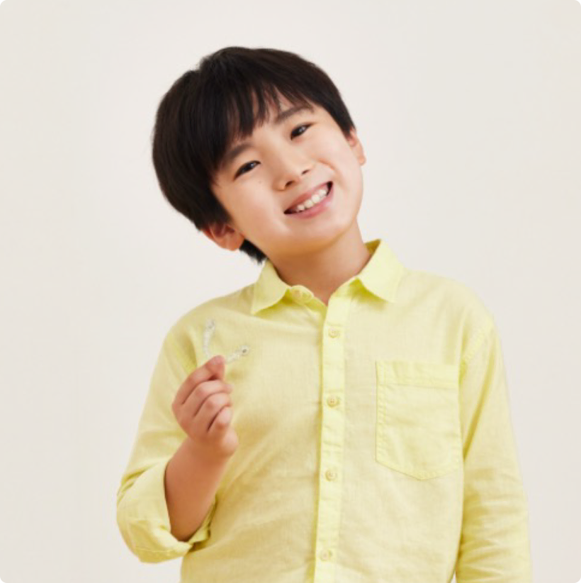 img_flow_01_pc-2fbce8b071a0877a39adcd914b3f6e651dac794a6af8dcf30fea89ead1bb7036 - こむら矯正歯科 | 豊中 インビザライン・ファーストを持つ男の子