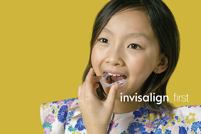 invisalign_first02 - こむら矯正歯科 | 豊中 インビザライン・ファーストを持つ女の子