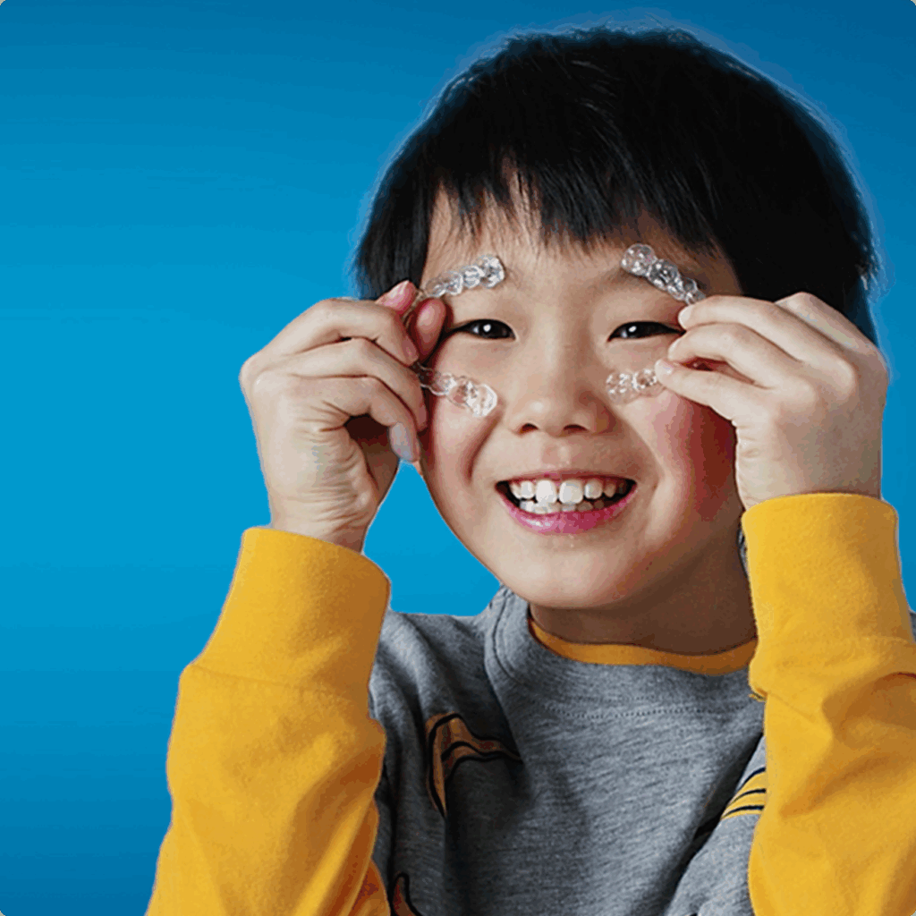 fv_photo - こむら矯正歯科 | 豊中 インビザラインを持つ男の子