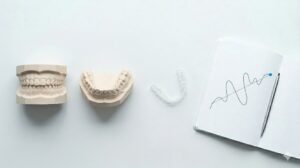 歯の捻転矯正 ― 模型とアライナーの静物
