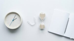 アライナーの装着時間 ― 時計と砂時計の静物