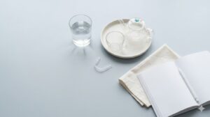 矯正中の食事と飲み物 ― 水とお茶セットの静物